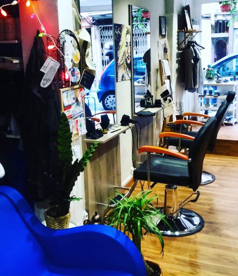 D’un comme un accord, c’est plus qu’un coiffeur et nous sommes d’accord. 2 coiffure 2